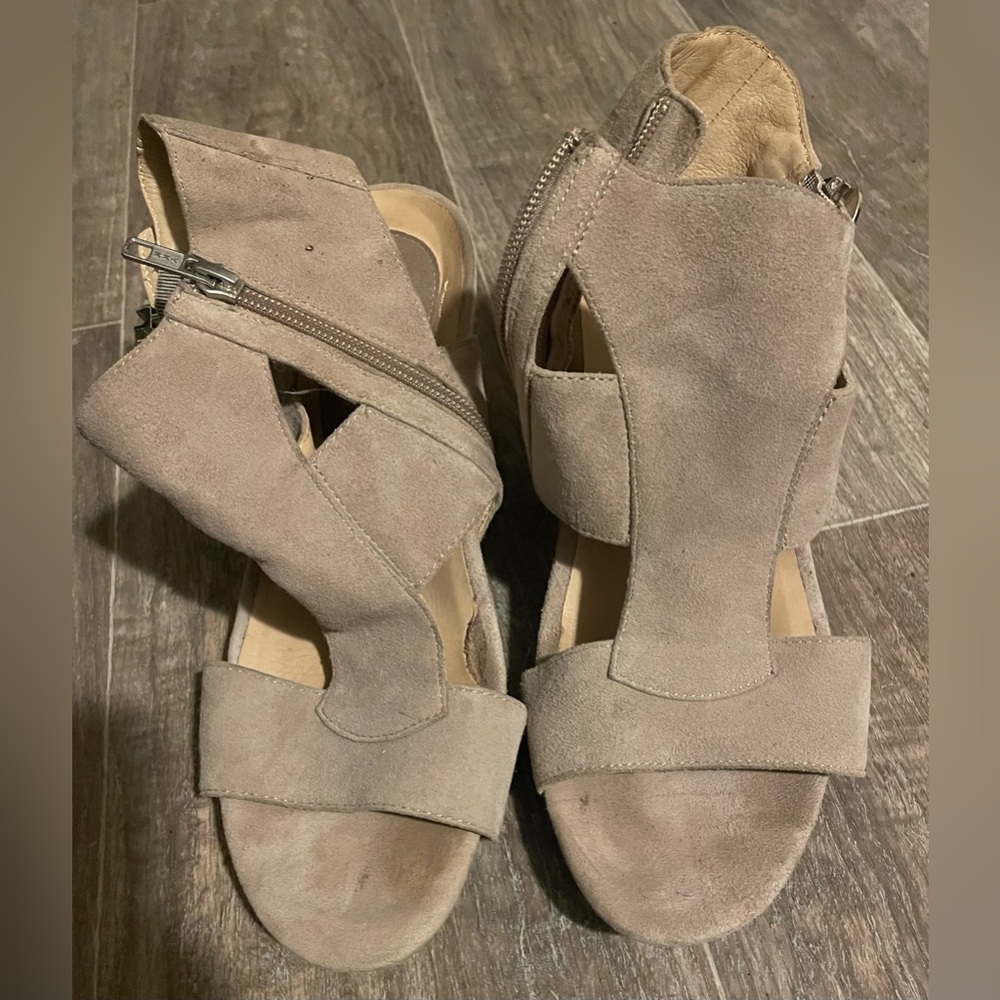 Earthies heels. Size 9. Slightly worn but nothing wrong. Very comfortable.